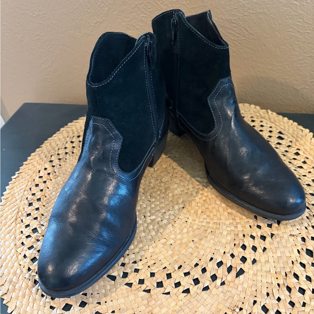 Munro Laramie western-style ankle boots in black leather and suede Sz 8.5